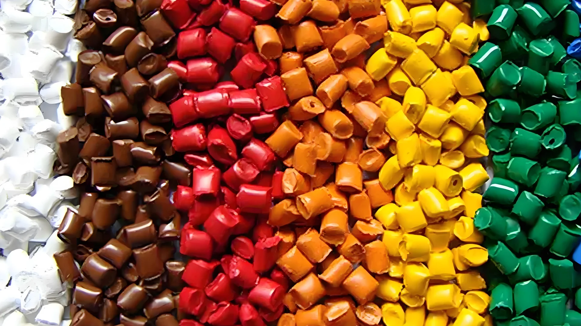 Masterbatch production process for injection molding showing machinery and raw materials