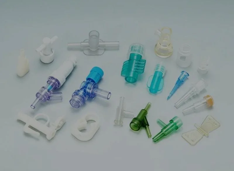 সমতল পৃষ্ঠে বিভিন্ন রঙিন প্লাস্টিকের ইনজেকশন ছাঁচে তৈরি অংশ।